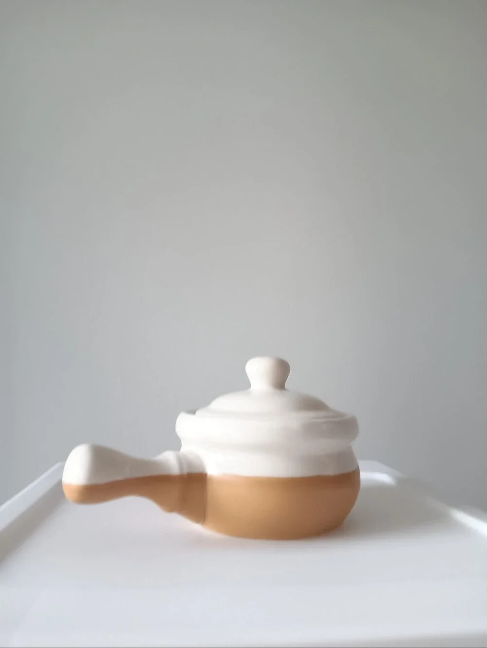 Vintage Handled Ceramic Crock French Onion Soup Bowl & Lid Bakeware Tan White